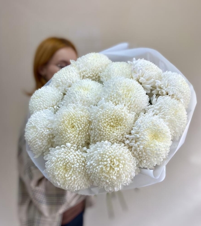 Букет 15 белых хризантем